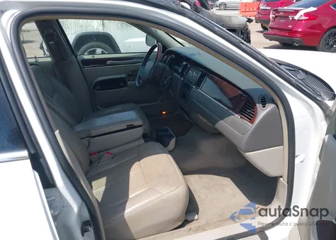 2009 Lincoln Town Car Signature Limited from USA, damaged, VIN 2LNHM82V89X631457